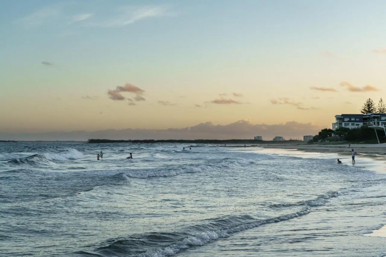 Retro Style Apartment Kings Beach With Ocean Views Caloundra