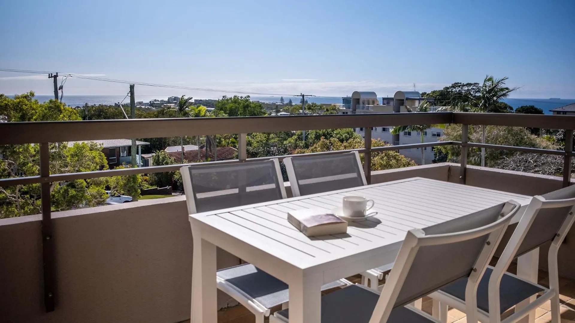 Retro Style Apartment Kings Beach With Ocean Views Caloundra