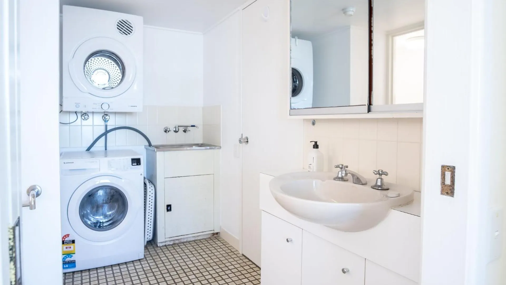 Retro Style Apartment Kings Beach With Ocean Views Caloundra