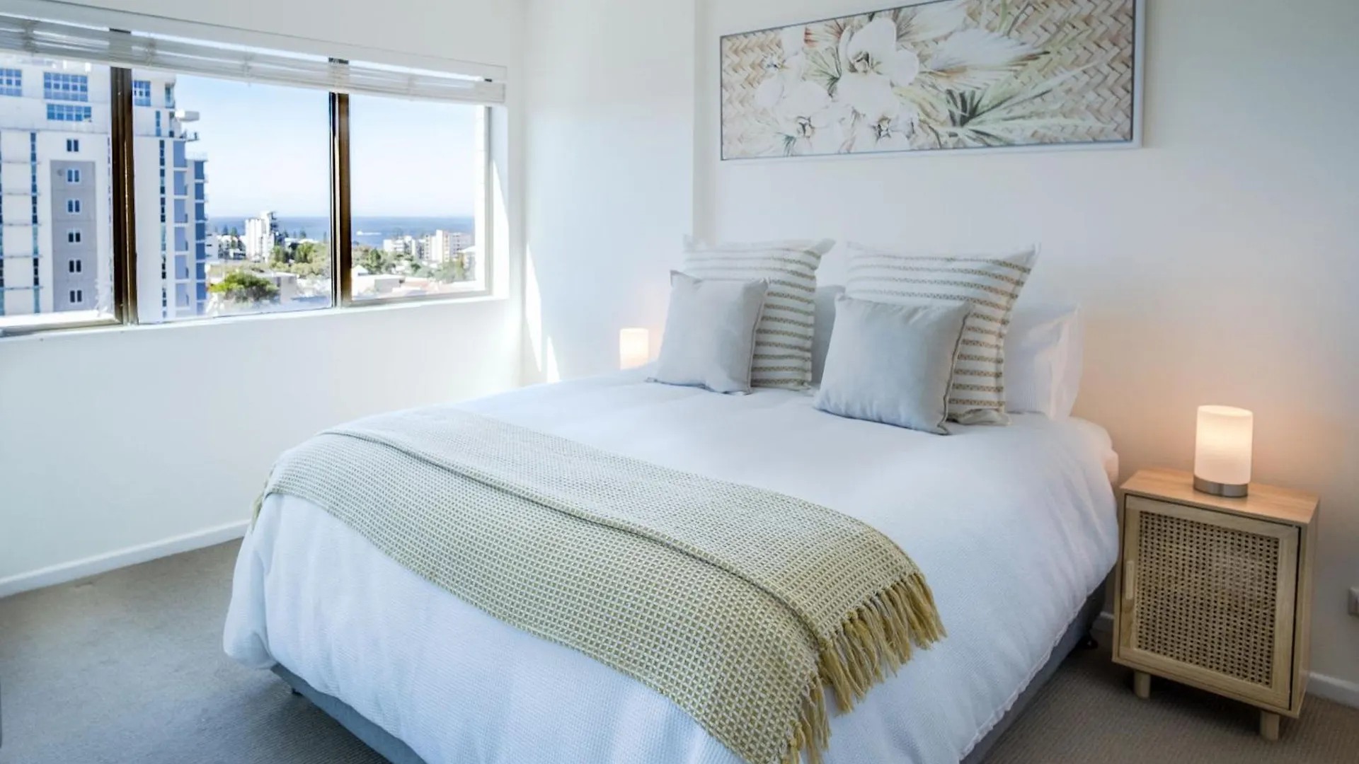 Retro Style Apartment Kings Beach With Ocean Views Caloundra