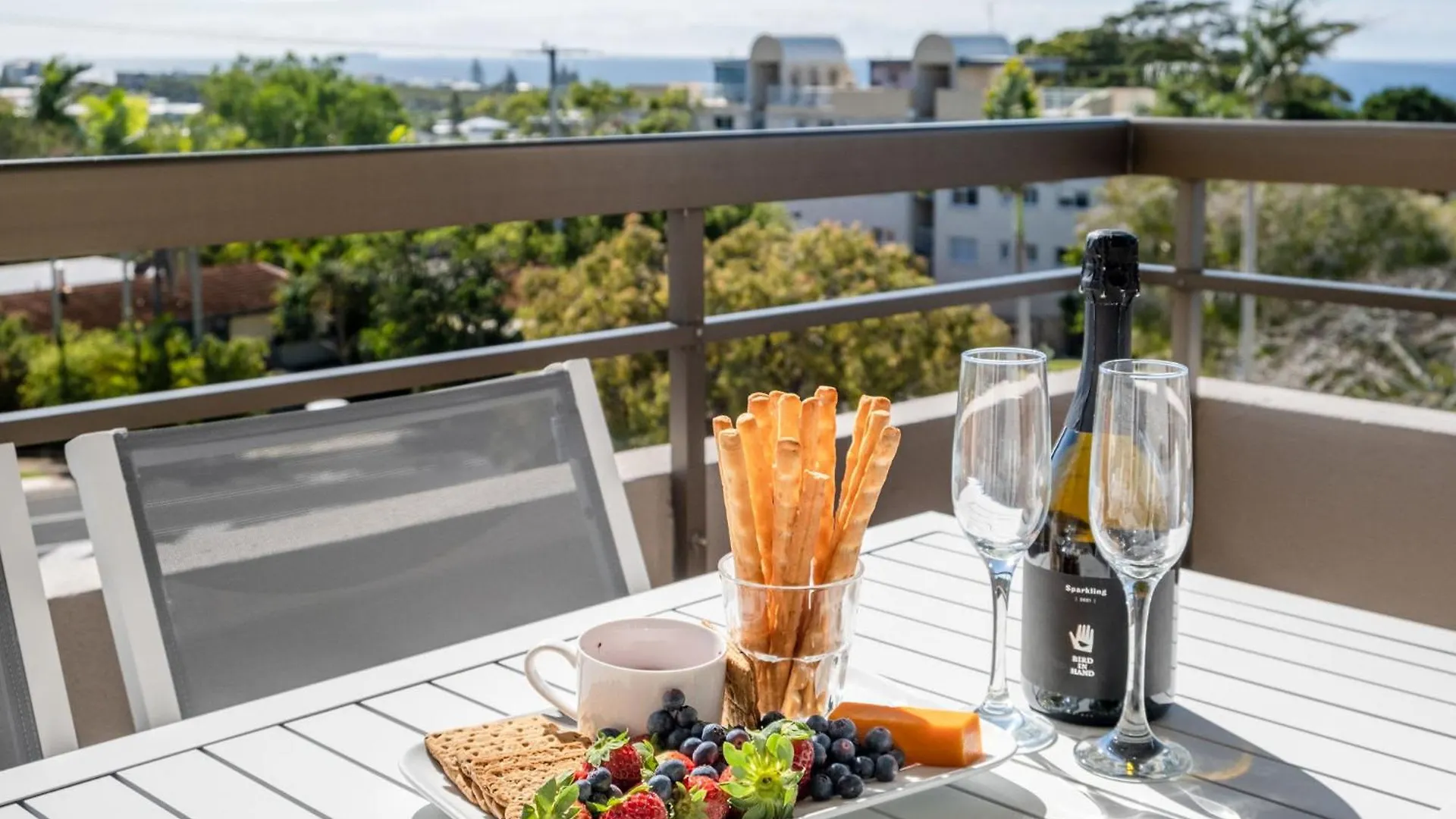 Retro Style Apartment Kings Beach With Ocean Views Caloundra