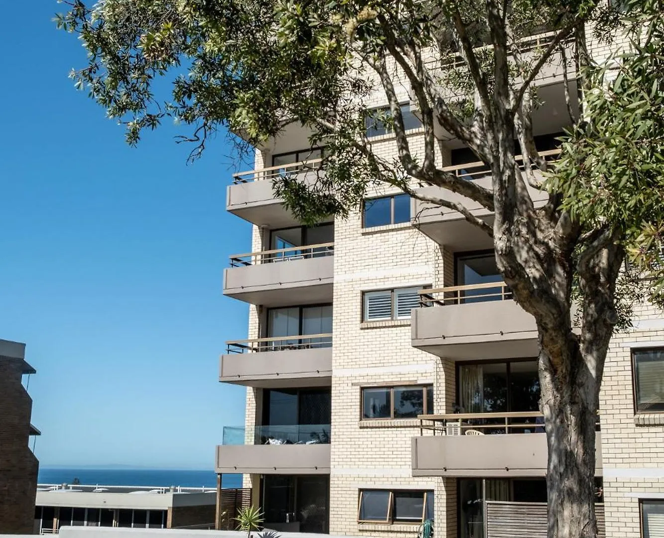 Retro Style Apartment Kings Beach With Ocean Views Caloundra